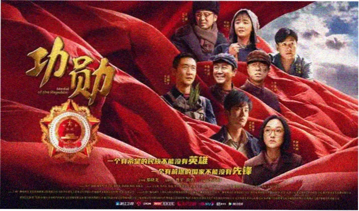 猫咪影视轮播图:雾灰雨夜中的影院霓虹与排队人群